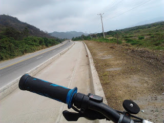 Mi bici en la ciclovía de Bahía a Canoa